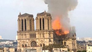 Breaking-news-la-Paris-Arde-Catedrala-Notre-Dame-56197-1555350183